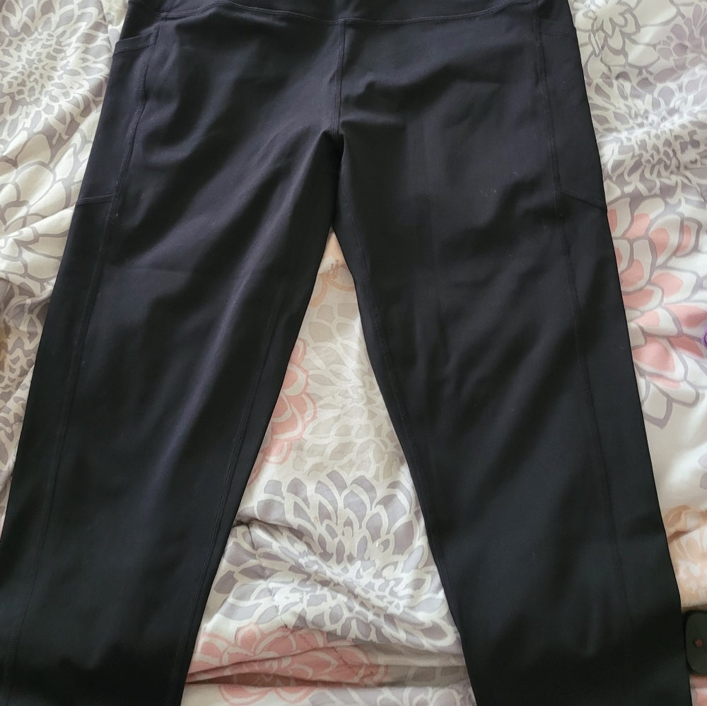 Women's Zyia Active Black Pocket Light n Tight Capri